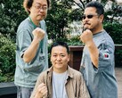 A Tekken játék fejlesztésének korábbi vezetői, Yonemori Ikeda és Harada, ökölüket emelik a fotózáshoz