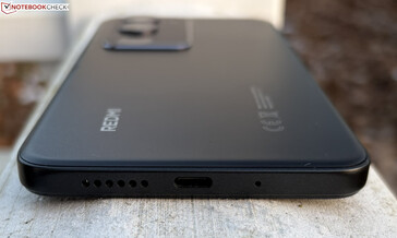 Alul: hangszóró, USB-C port és mikrofon