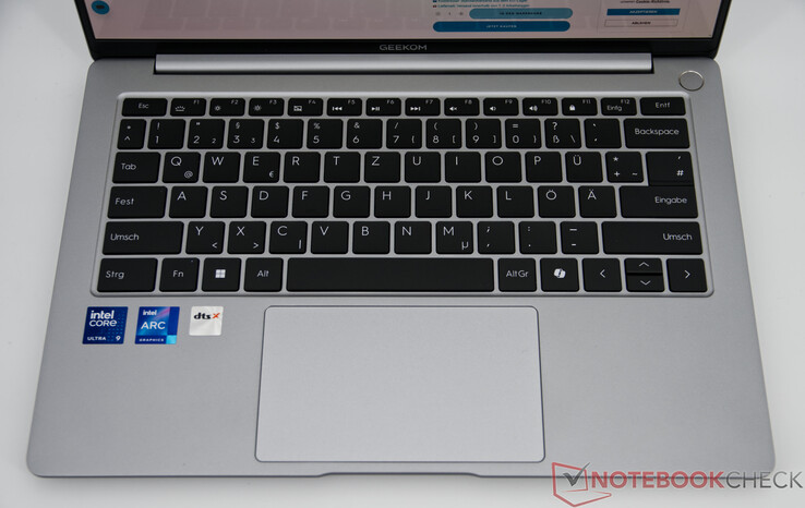 A Geekom GeekBook X14 Pro beviteli eszközei