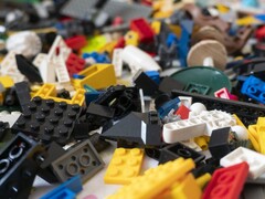Egy kép, amelyen a padlón szétszórt LEGO téglák láthatók. (Kép forrása: nikitozawr - Pixabay)