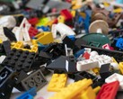 Egy kép, amelyen a padlón szétszórt LEGO téglák láthatók. (Kép forrása: nikitozawr - Pixabay)