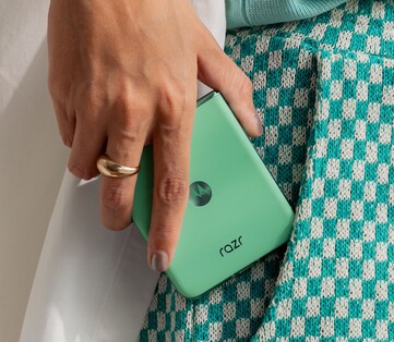 A Motorola Razr Pantone Spring Bud színben. (Kép forrása: Motorola)