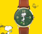 A Peanuts x Timex Marlin Hand-Wound zöld számlappal és játékos, tenisz témájú mutatókkal rendelkezik