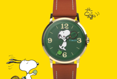 A Peanuts x Timex Marlin Hand-Wound zöld számlappal és játékos, tenisz témájú mutatókkal rendelkezik