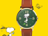 A Peanuts x Timex Marlin Hand-Wound zöld számlappal és játékos, tenisz témájú mutatókkal rendelkezik