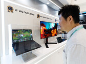 A Samsung Display bemutatott egy 16 hüvelykes, 2,5K felbontású OLED laptop-panelt, amely akár 300 Hz-es képfrissítési frekvencián is működik; ez az első laptop-OLED, amely eléri ezt a képfrissítési frekvenciát.