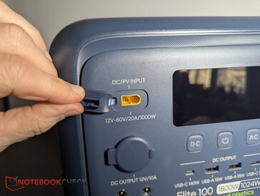 Egy napelemes bemenet, amely legfeljebb 1000 W-ot támogat. Egy második napelemes bemenet előnyös lenne.