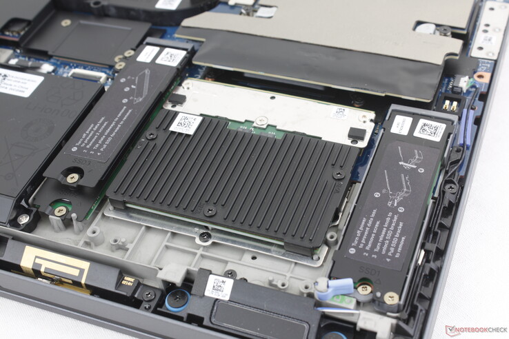 A két M.2 2280 SSD-hely a CAMM2 modul mellett található