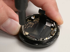 A Pixel Watch 4 a 10-ből 9 pontot kap a javíthatóság terén. A képen: az okosóra belseje. (Kép forrása: iFixit)