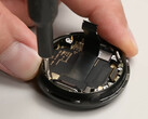 A Pixel Watch 4 a 10-ből 9 pontot kap a javíthatóság terén. A képen: az okosóra belseje. (Kép forrása: iFixit)