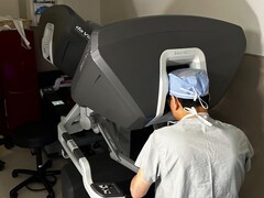 Az első amerikai robotizált szívátültetés új sebészeti határokat mutat be. A képen: Dr. Kenneth Liao a műtéthez használt sebészrobotot használva (Kép forrása: BCM)