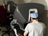 Az első amerikai robotizált szívátültetés új sebészeti határokat mutat be. A képen: Dr. Kenneth Liao a műtéthez használt sebészrobotot használva (Kép forrása: BCM)