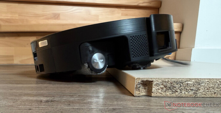 Ecovacs Deebot X11 OmniCyclone 2,4 cm magas lépcsőfokot mászva
