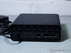 USB-C-Power, 3 x USB-C (20 GB/s, DP), HDMI, RJ45, QSFP (200 Gbit/s összeköttetés)