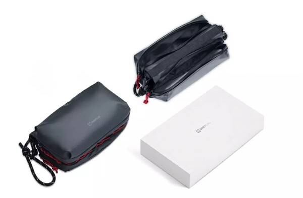 A OnePlus Crossbody Bag több rekesszel rendelkezik. (Kép forrása: OnePlus)