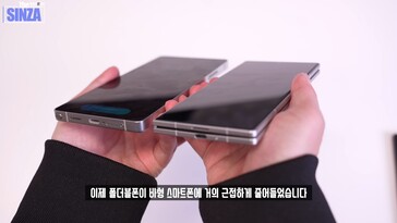 Samsung Galaxy Z Fold 7 vs. Galaxy S25 Ultra. (Kép forrása: TheSinza, Youtube)