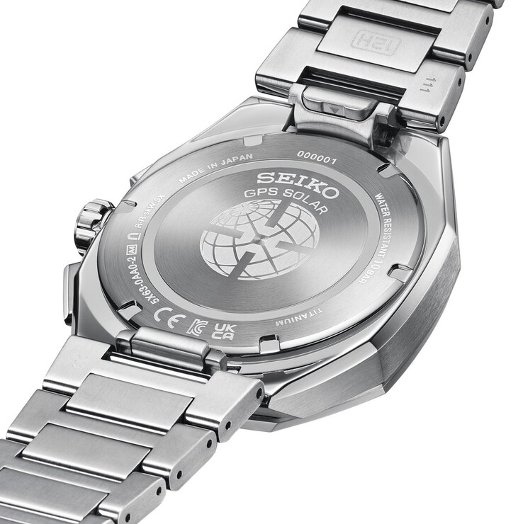 A Seiko Astron GPS Solar óra hátulnézetéből látható a gravírozott hátlap, a titán szíj és a zárszerkezet.