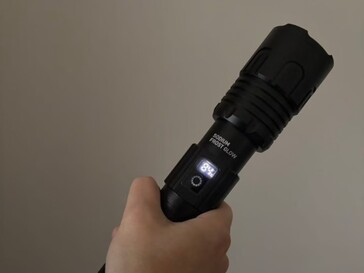 Az akkumulátor töltöttségi szintjének kijelzője és USB-csatlakozó a telefon töltéséhez