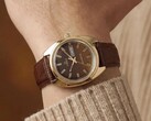 Timex Q 1978 Day and Date barna fumé számlappal és aranyszínű tokkal, csuklón bemutatva, barna bőrszíjjal.
