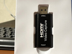 Az adapter, a belső fehér műanyag csomagolásból való kivétel előtt (Kép forrása: ZachemKupil on MySKU, kivágva, színnormalizálva)