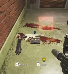 Az OSP tasakokból beszerzett tételeket a Snake a felvételt megelőzően kicserélheti. (Kép forrása: Ubisoft)