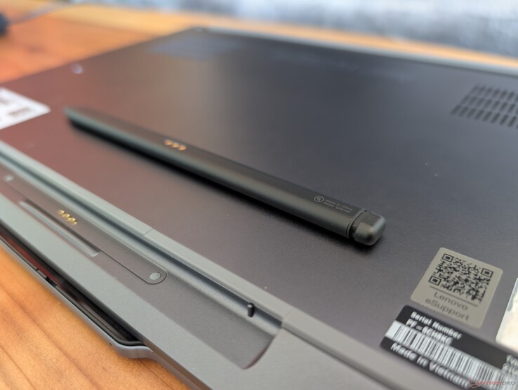 A Slim Pen 2 vékonyabb és téglalap alakú kialakítása miatt azonban nehezebb megfogni, mint a vastagabb érintőceruzákat, például a Surface Pen-t