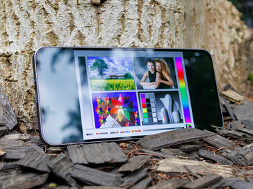 A Samsung Galaxy A56 kültéren