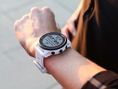 A Garmin Forerunner 945 LTE okosóra (a képen) új frissítést kap. (Kép forrása: Garmin)