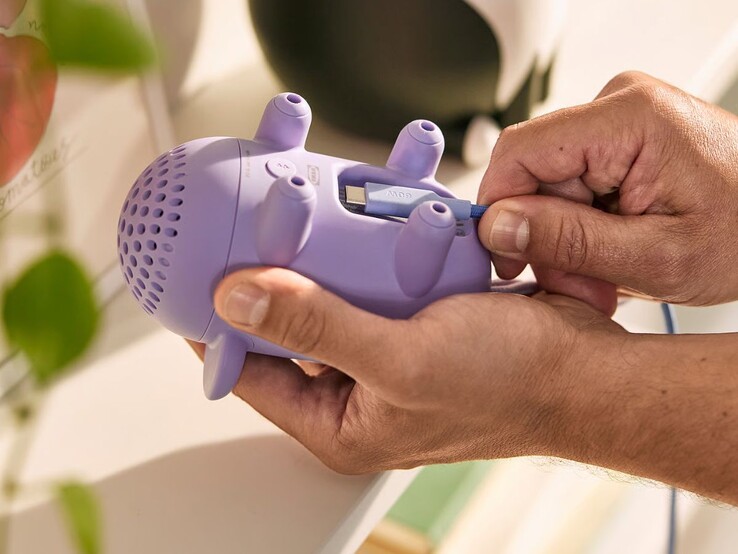 Kép az IKEA Grejsimojs hordozható Bluetooth hangszóró USB-C töltési funkciójáról