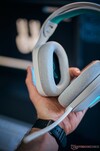 Logitech G522 vezeték nélküli játék headset fehér kézben