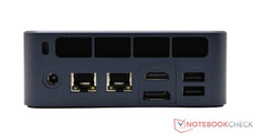 Hátul: HDMI, DisplayPort, 2x USB, 2x USB