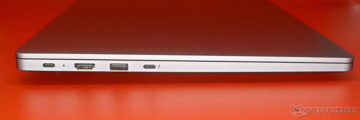 Right: USB Type-C, battery status LED, HDMI 1.4b, USB-A 3.1, USB-C Thunderbolt 3.0 with DisplayPort