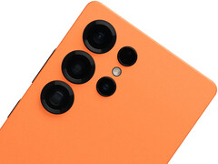A Samsung nem biztos, hogy a Galaxy S26 Ultrát fekete színben kínálja. Képeken: S25 Ultra a Dbrand Cosmic Orange skinben. (Kép forrása: Dbrand)