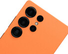 A Samsung nem biztos, hogy a Galaxy S26 Ultrát fekete színben kínálja. Képeken: S25 Ultra a Dbrand Cosmic Orange skinben. (Kép forrása: Dbrand)