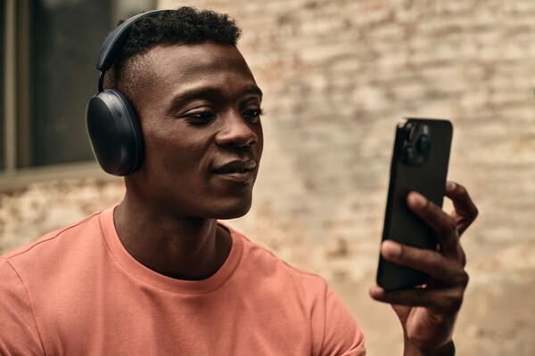 A Sonos Ace mostantól rendelkezik SideTone funkcióval, amely lehetővé teszi a felhasználók számára, hogy saját hangjukat hallják hívások közben. (Kép forrása: Sonos)