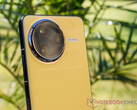 A Poco F7 Ultra fekete és sárga színben lesz elérhető (Kép forrása: Notebookcheck)