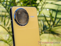 A Poco F7 Ultra fekete és sárga színben lesz elérhető (Kép forrása: Notebookcheck)