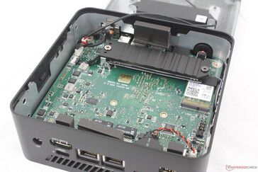 Csak az M.2 2280 SSD és a WLAN modul cserélhető ki