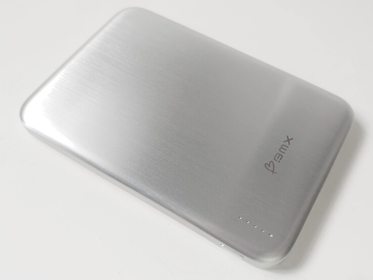 BMW SolidSafe Air Titanium 5K Qi2 vezeték nélküli mágneses power bank.