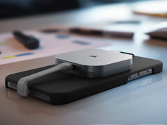 Az EX300U ára 99,99 dollárról indul. A képen: a hordozható SSD egy iPhone hátuljára erősítve. (Kép forrása: Corsair)