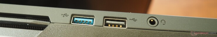 Balra: USB-A 3.2 Gen 1, USB 2.0, 3,5 mm-es kombinált audiocsatlakozó
