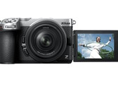 A Nikon Z5IIC tükör nélküli fényképezőgép 3,2 hüvelykes, állítható szögű érintőképernyővel rendelkezik, amely kényelmes szelfik készítését teszi lehetővé.