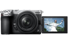 A Nikon Z5IIC tükör nélküli fényképezőgép 3,2 hüvelykes, állítható szögű érintőképernyővel rendelkezik, amely kényelmes szelfik készítését teszi lehetővé.