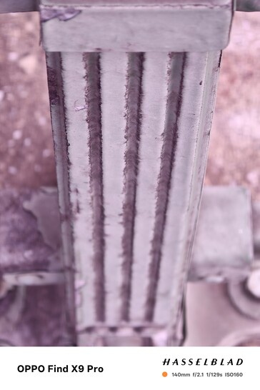 Oppo Find X9 Pro magenta árnyalattal a lencsetartó miatt.