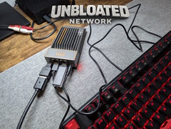 Csatlakoztatott Zimaboard egy boot stickkel a billentyűzet mellett