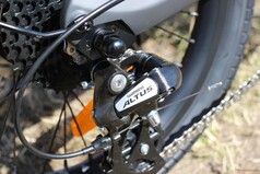 Shimano Altus váltóval van felszerelve