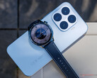 A Xiaomi Watch S5 46mm 179,99 euróról indul az EU-ban. A képen: az okosóra a Xiaomi 17T telefon tetején.