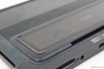 Egyedülálló Gorilla Glass betekintőablak az alján, ahol a legtöbb más laptopnak egyszerűen csak szellőzőrácsa van