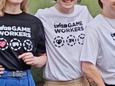 Az elbocsátott Rockstar-alkalmazottak pólókat mutatnak be a jogi harc támogatására.