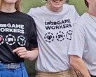 Az elbocsátott Rockstar-alkalmazottak pólókat mutatnak be a jogi harc támogatására.